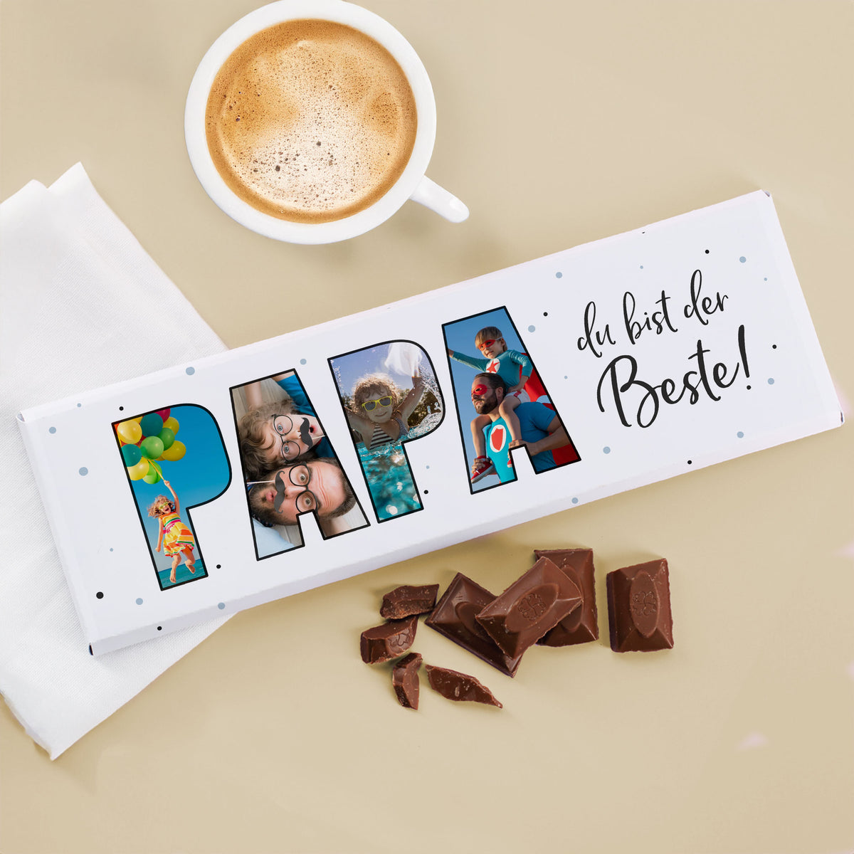 XXL Milchschokolade „Papa du bist der Beste!“ mit 4 Fotos und Kaffeetasse dekorativ inszeniert