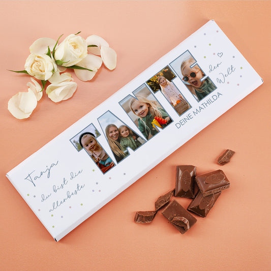 Schokoladentafel mit individueller Fotoverpackung für Tante, dekorativ fotografiert mit Schokolade und Blumen