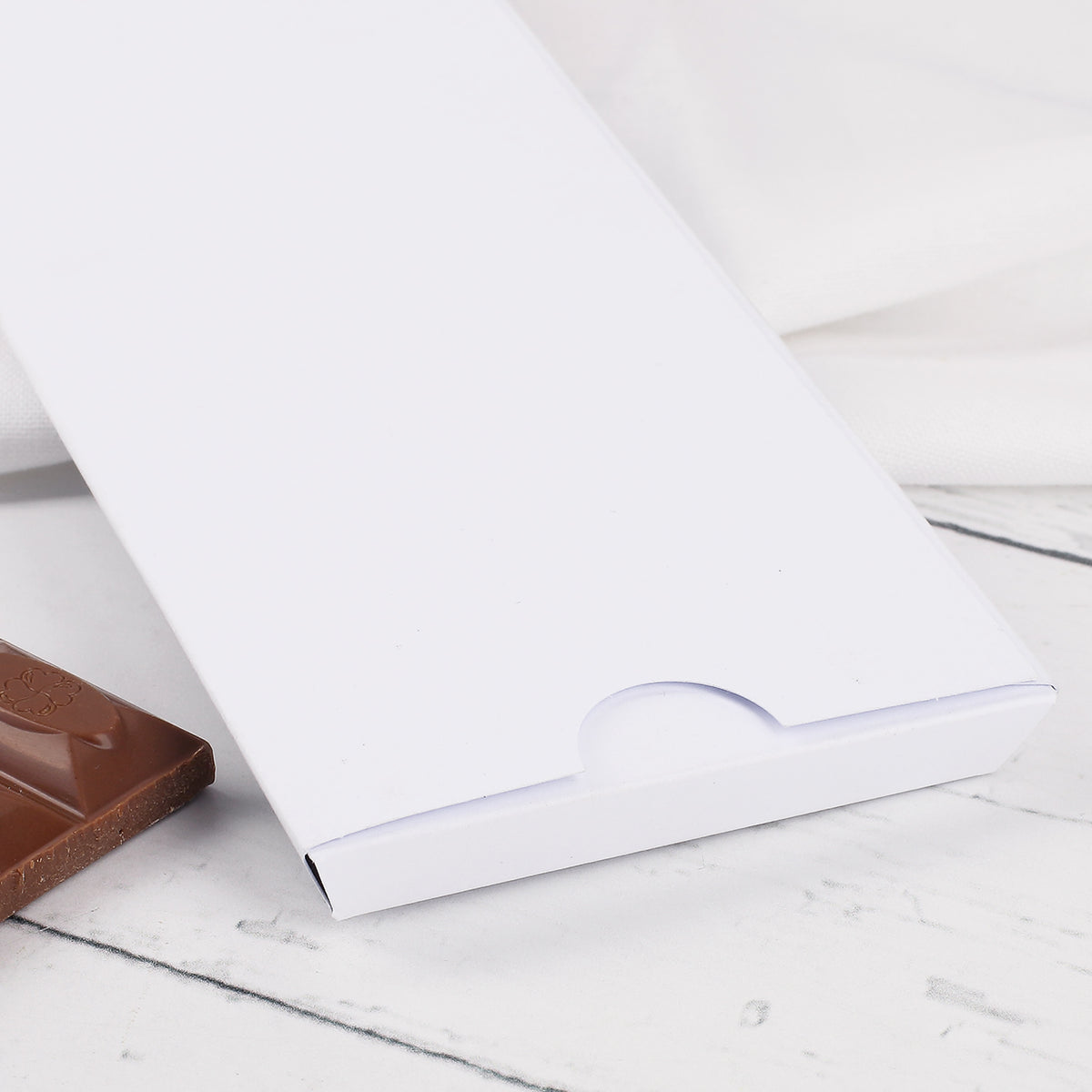 Detailansicht der Rückseite der Schokoladenverpackung in Weiß.