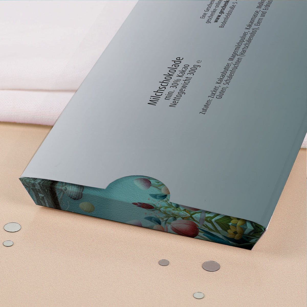 Rückseite der XL Osterschokolade mit Produktinformationen und Zutaten, Verpackung in Pastellfarben