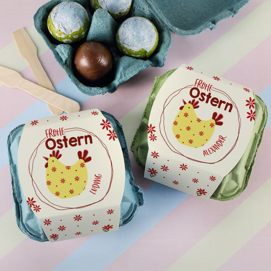 Mehrere Eierkartons mit personalisierten Schokoeiern und Osterbanderole