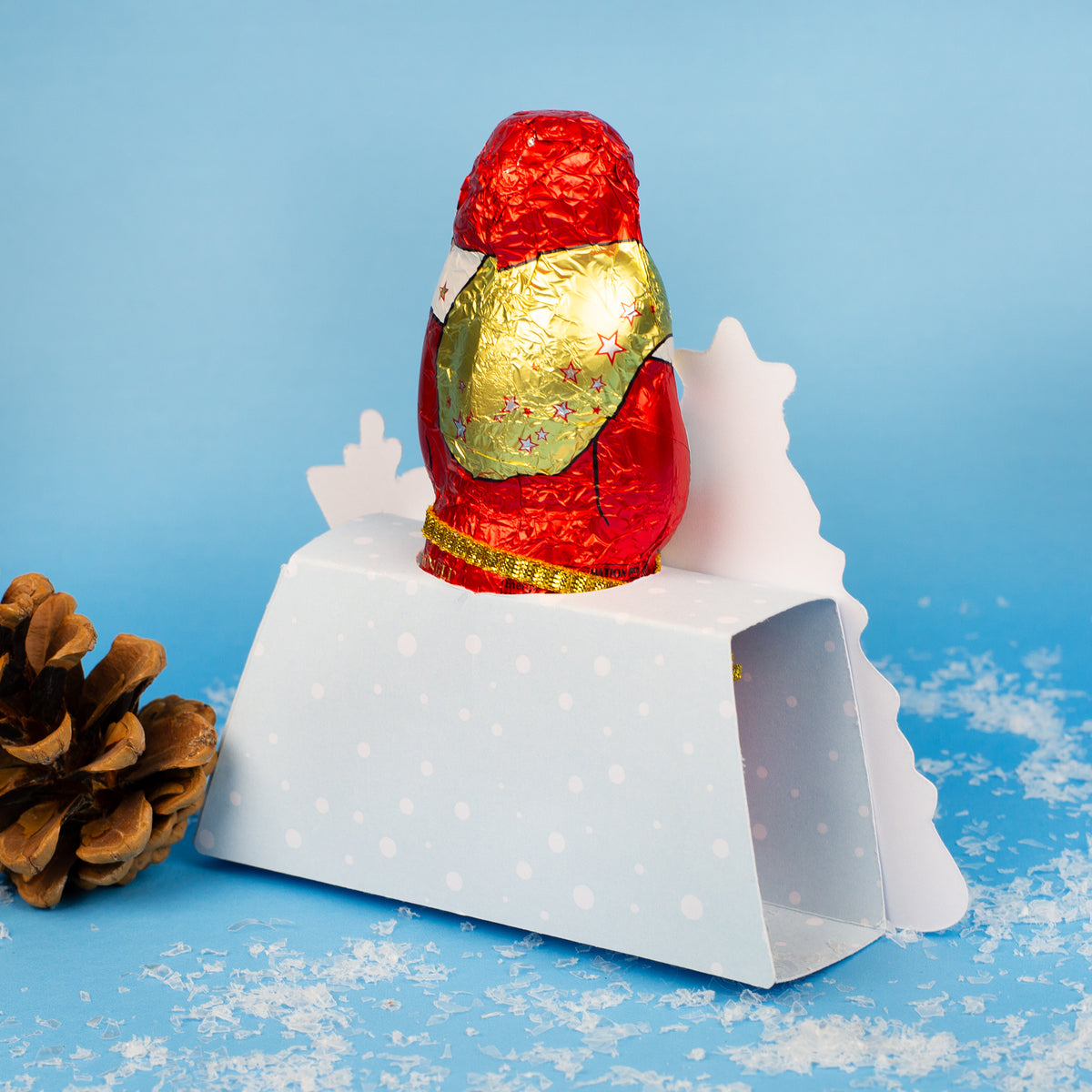 Rückseite der Weihnachtsverpackung mit eingelegtem Lindt Schokoladenmann, seitliche Ansicht