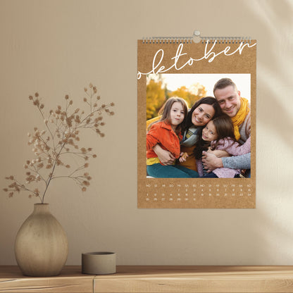 Foto-Wandkalender für Oktober 2027 in natürlicher Kraftpapier-Optik, mit Ihrem Bild, in A4 und A3 erhältlich