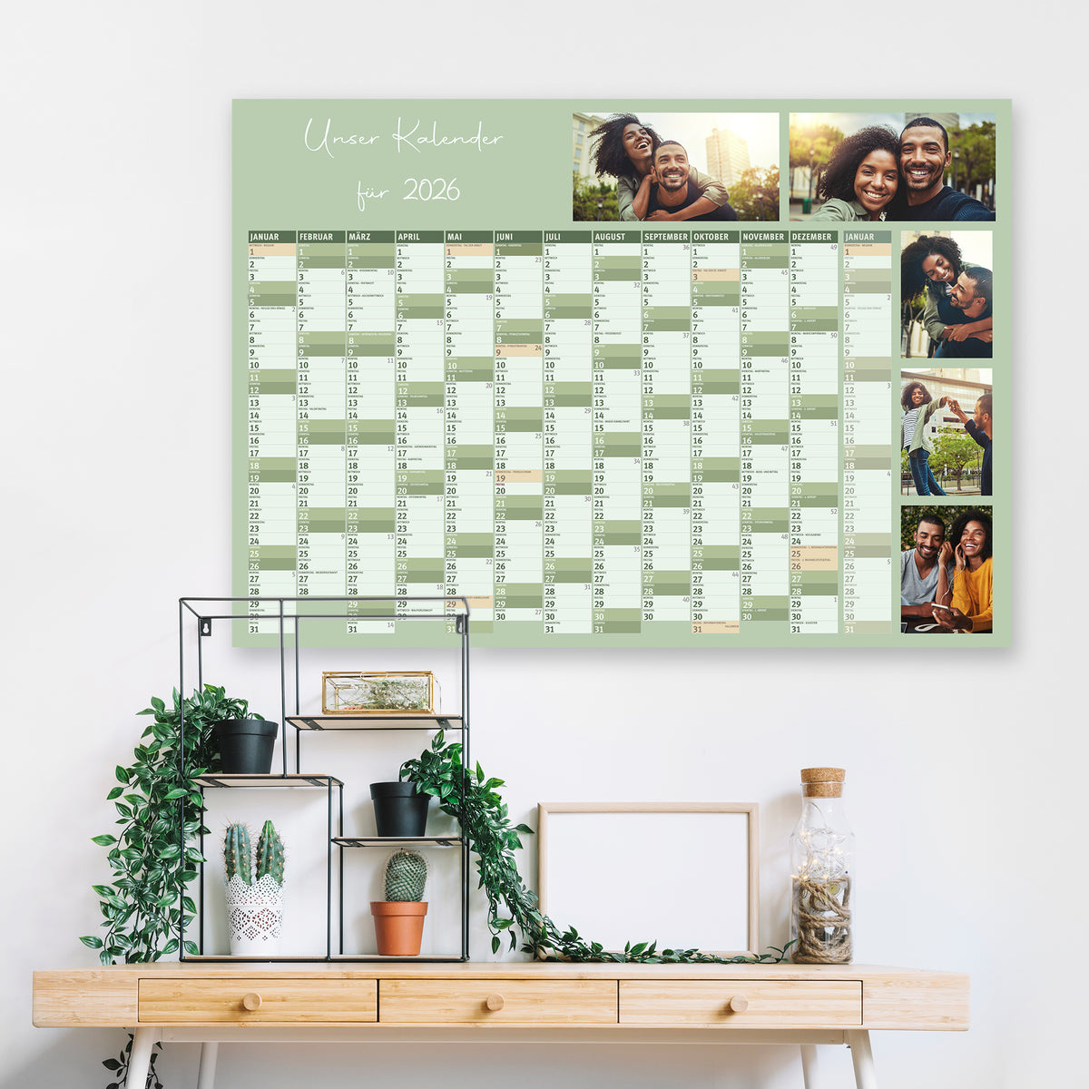 Grüner Jahreswandkalender 2025 mit dem Titel „Unser Kalender für 2025“ und mehreren persönlichen Fotos an der Seite.