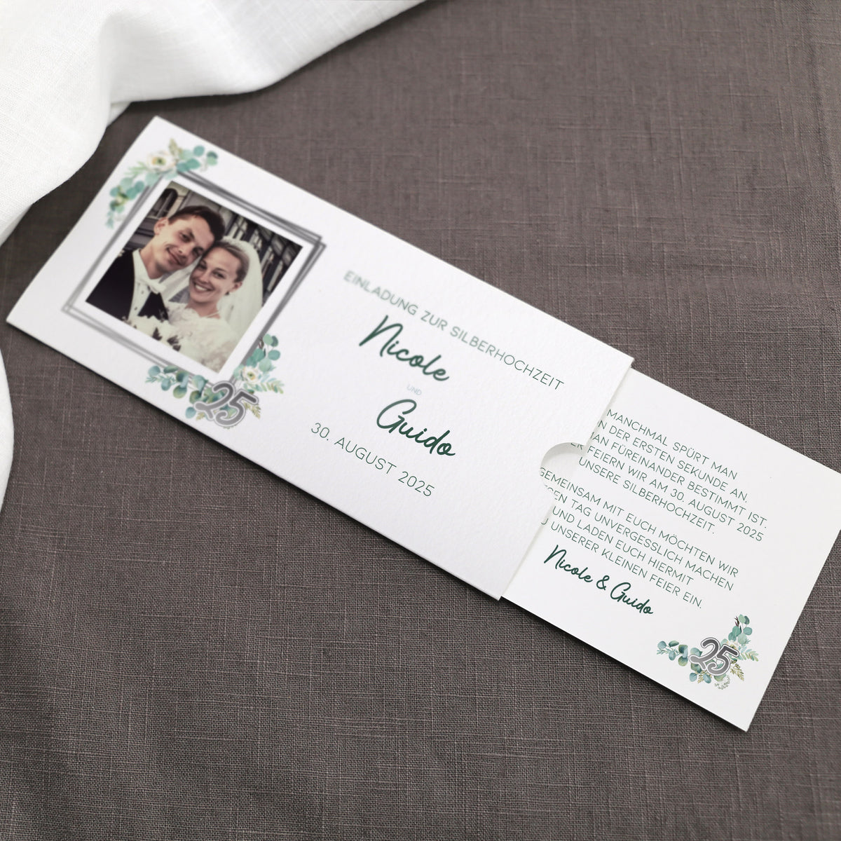 Hochzeitseinladung - Ziehkarte mit zwei Fotos zur Silberhochzeit mit Wunschdaten und Blatt-Blütenmotiv