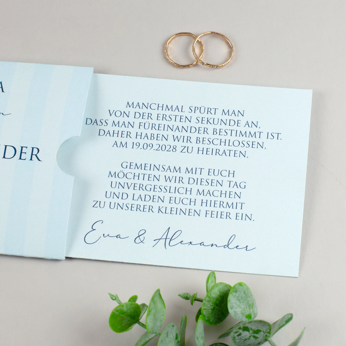 Personalisierte Hochzeitseinladung Ziehkarte in Blau mit Einladungstext auf der Innenseite
