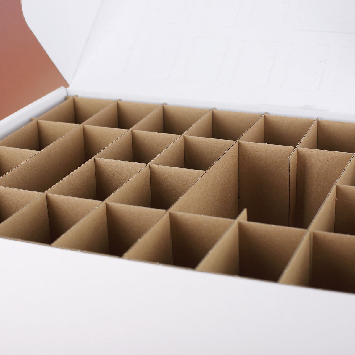 Adventskalender aus Pappe mit 24 vorgestanzten Türchen zum individuellen Befüllen