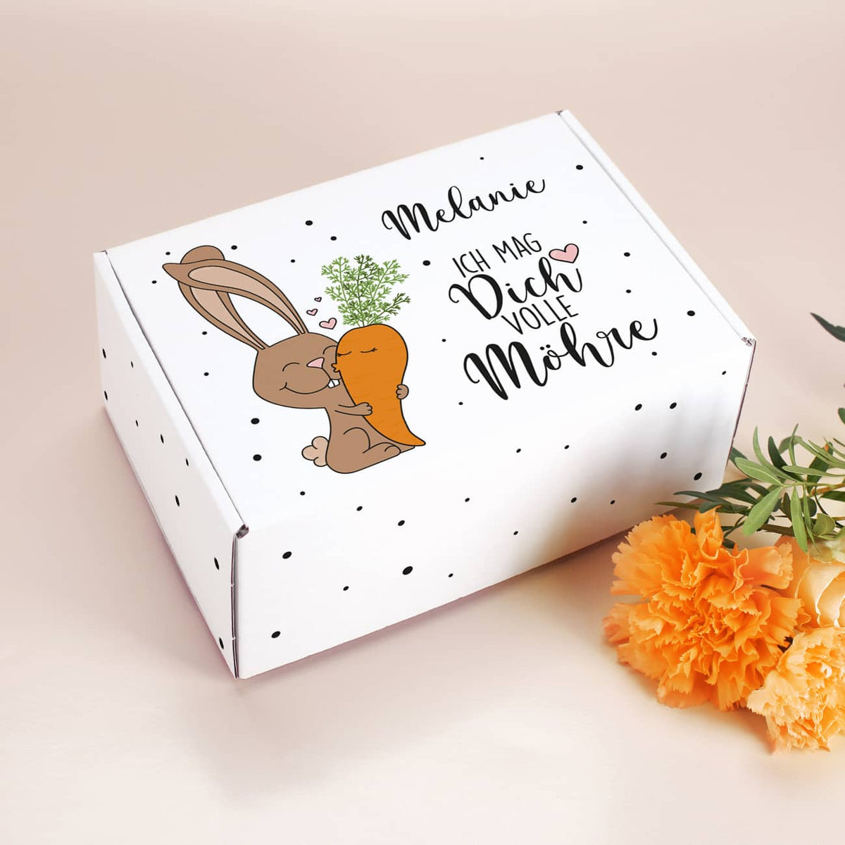 Geschenkbox zu Ostern aus Pappe mit Hase, Möhre und Name bedruckt
