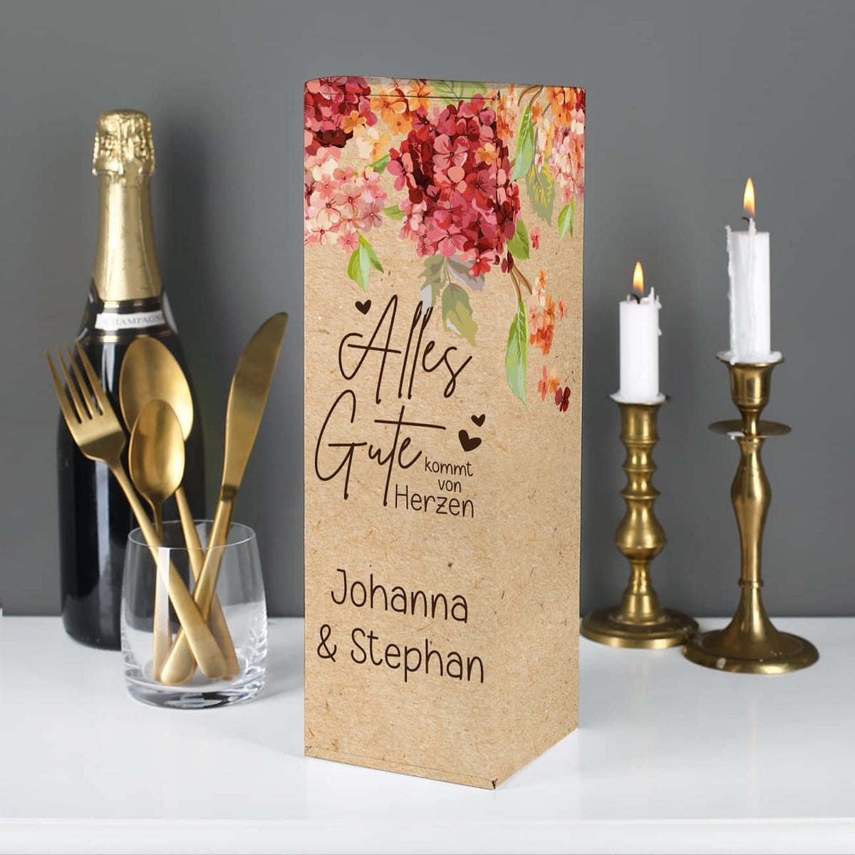 Tolle Geschenkbox für Flaschen mit Hortensienblüten und Craft-Paper-Effekt gestaltet