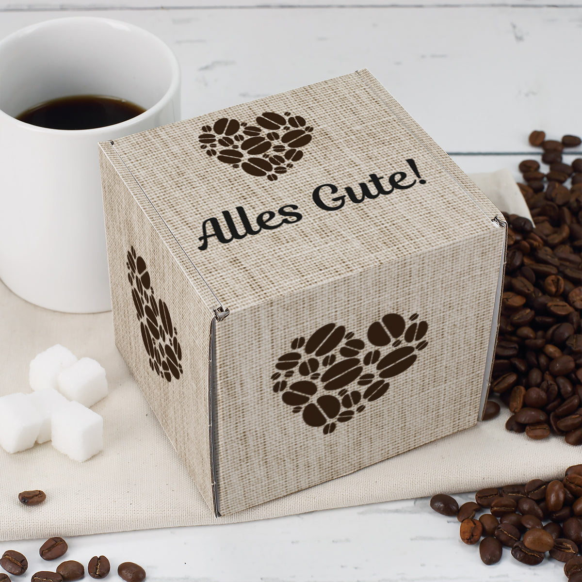 Kaffeetasse neben der Geschenkbox arrangiert – dekoratives Präsentationsbild mit Bezug zur Nutzung.