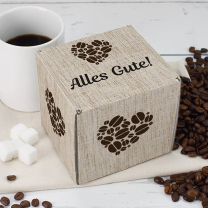 Kaffeetasse neben der Geschenkbox arrangiert – dekoratives Präsentationsbild mit Bezug zur Nutzung.