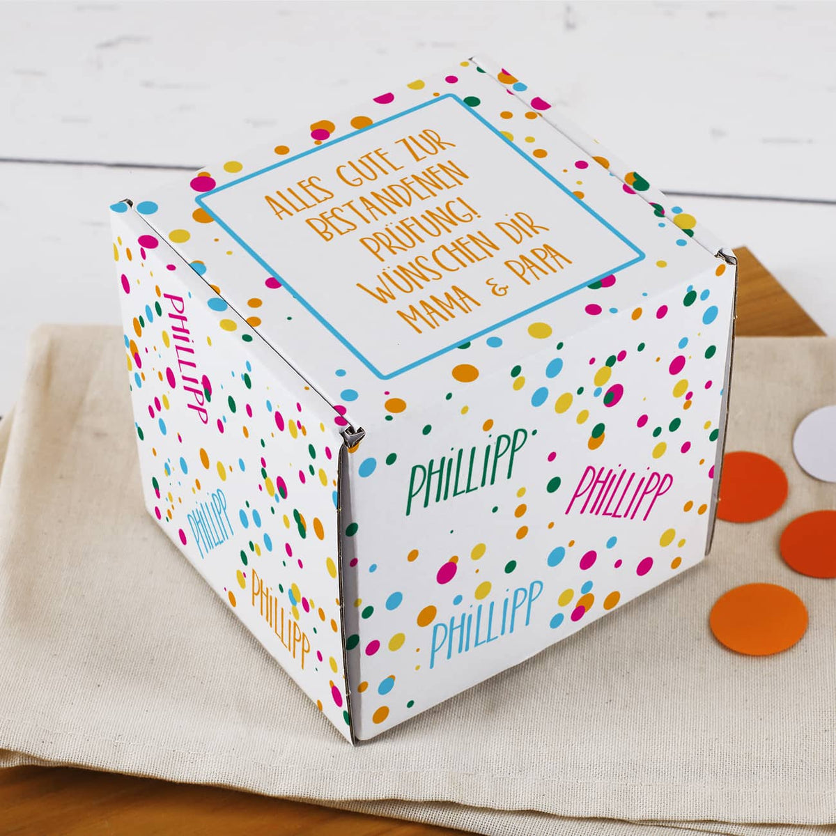 Kleiner Geschenkkarton mit Konfetti, Name und Wunschtext