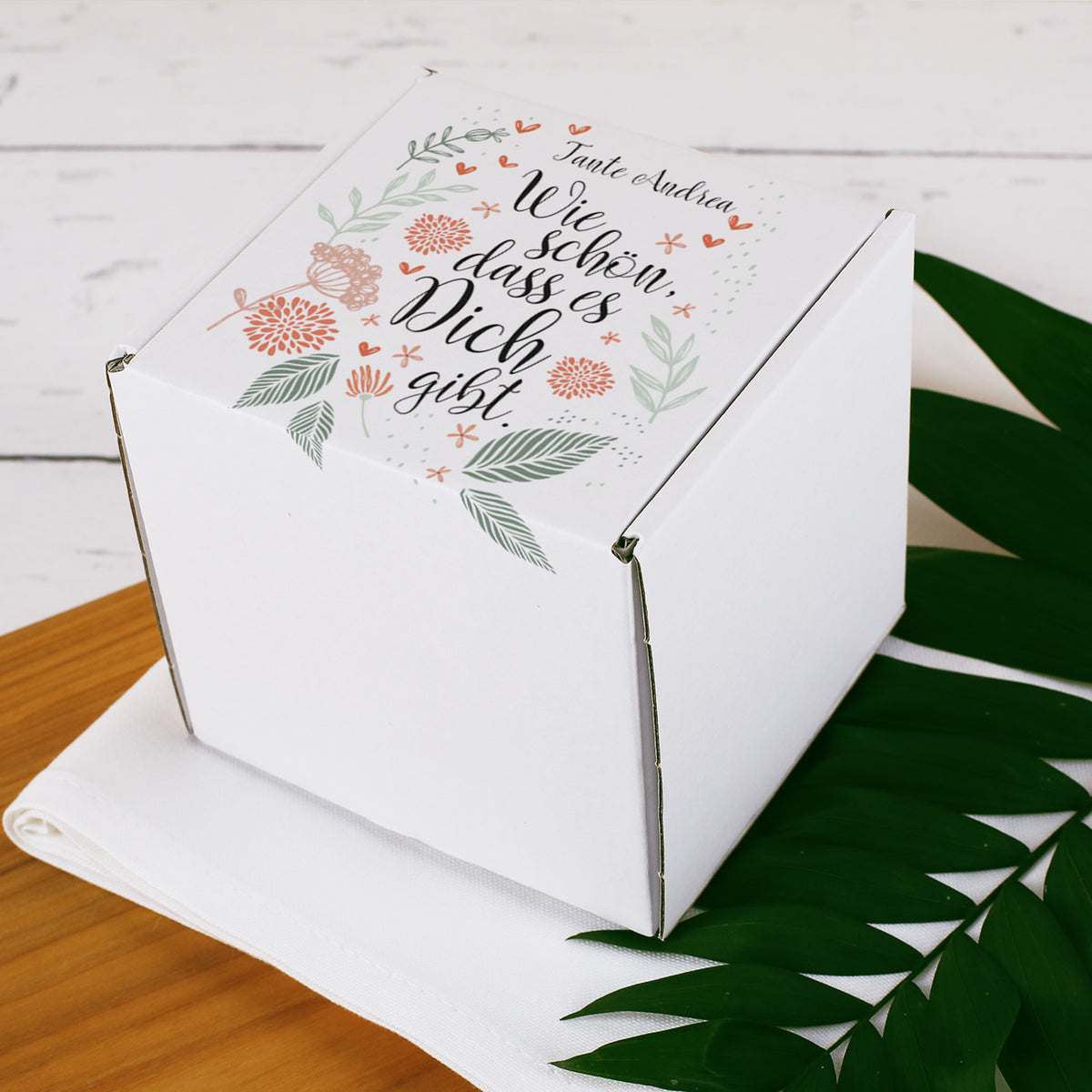 Seitliche Perspektive der Geschenkbox zur Darstellung des floralen Aufdrucks.