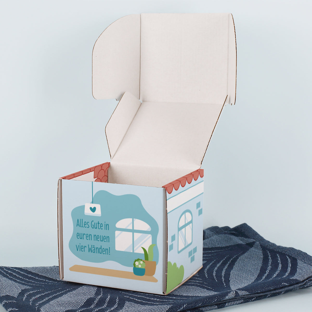 Geschenkbox geöffnet, Innenraum sichtbar – geeignet für kleine Präsente.