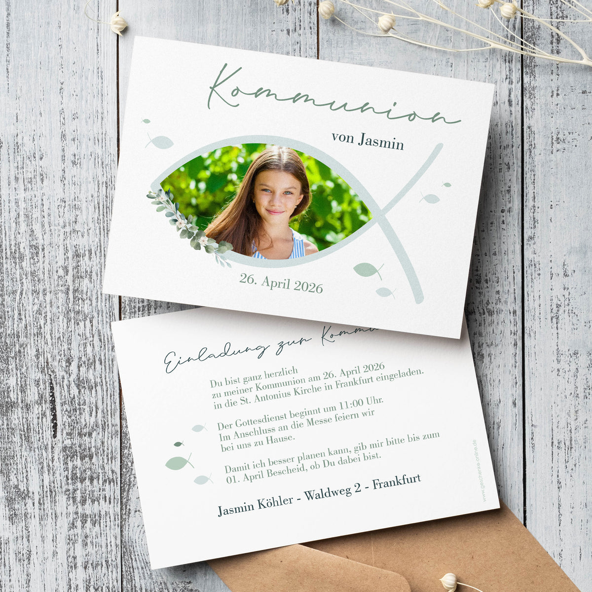 Personalisierte Einladungskarte zur Kommunion mit christlichem Fischsymbol (Ichthys). Vorderseite mit Foto und sanften Grüntönen, Rückseite mit individuellem Einladungstext.