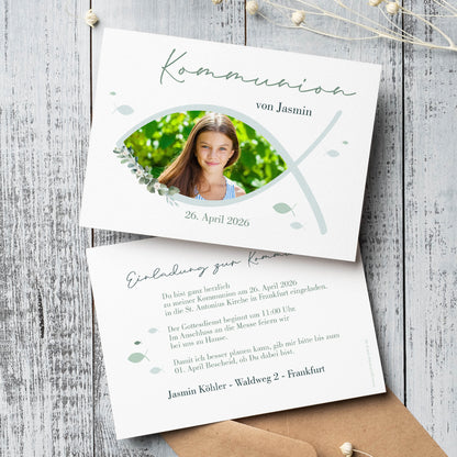 Personalisierte Einladungskarte zur Kommunion mit christlichem Fischsymbol (Ichthys). Vorderseite mit Foto und sanften Grüntönen, Rückseite mit individuellem Einladungstext.
