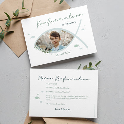 Personalisierte Einladungskarte zur Konfirmation mit christlichem Fischsymbol (Ichthys). Vorderseite mit individuellem Foto, sanften Grüntönen und Blätterelementen. Rückseite mit anpassbarem Einladungstext. Hochwertiger Druck auf edlem Feinstpapier.