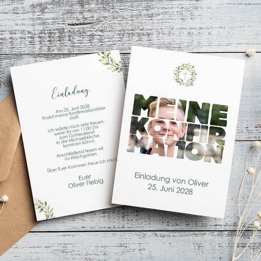 Personalisierte Einladungskarte zur Konfirmation mit Wunschfoto. Modernes Design mit in den Schriftzug integrierter Bildgestaltung. Rückseite mit Einladungstext und Eukalyptus-Details, hochwertig gedruckt auf Feinstpapier.