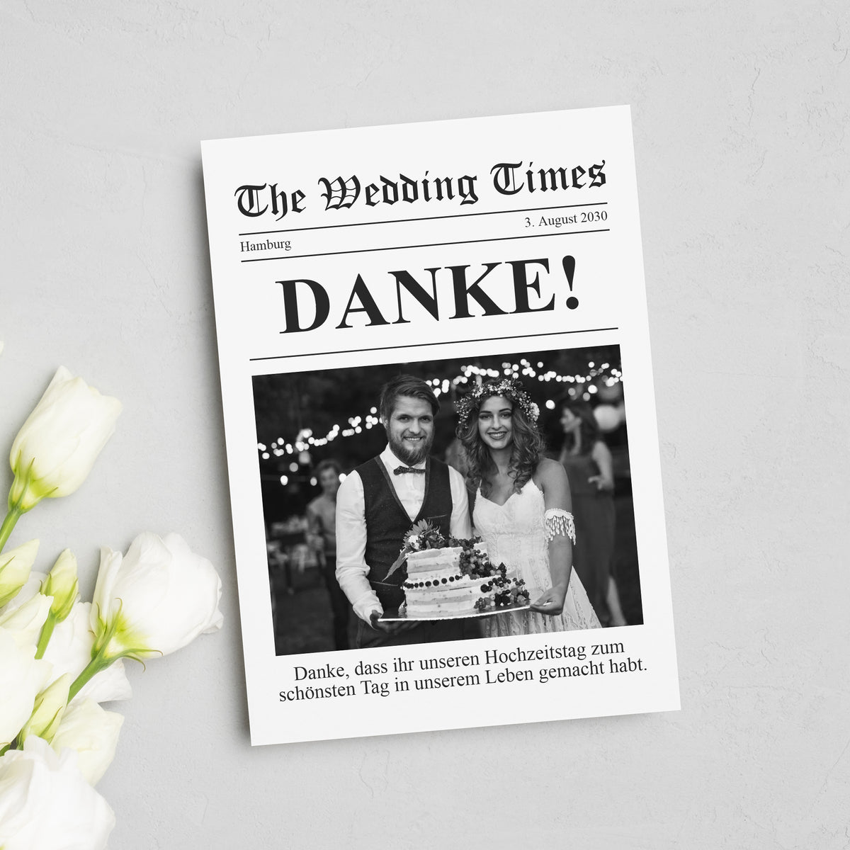 Personalisierte Danksagungskarte zur Hochzeit im Zeitungsstil „The Wedding Times“ mit großem „DANKE!“ und Foto des Brautpaares auf der Vorderseite