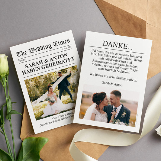 Danksagungskarte zur Hochzeit im Zeitungsstil als Postkarte im A6-Format, Vorderseite mit Foto und Rückseite mit Textbereich, dekoriert mit Umschlag und Band