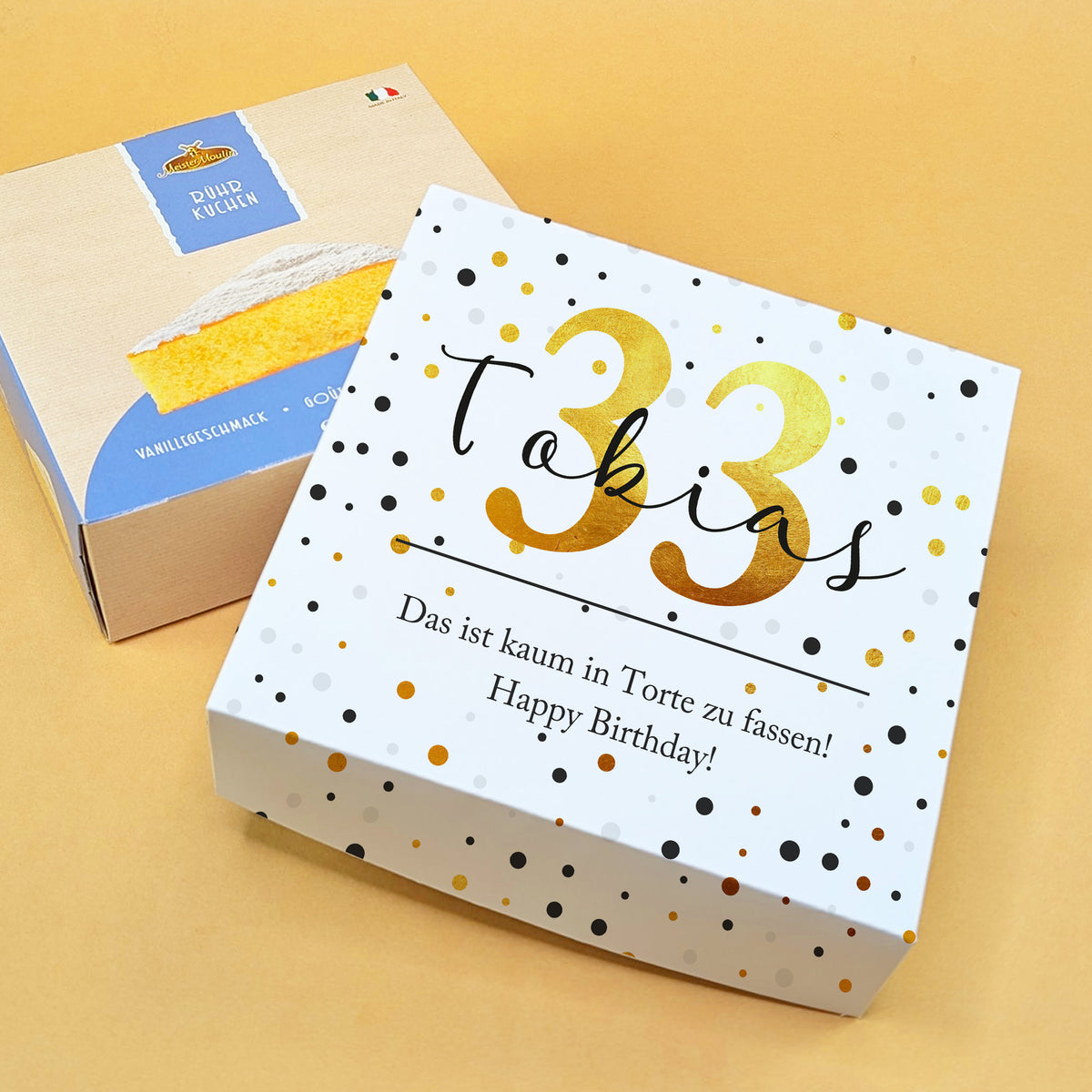 Vanillekuchen mit Geschenkbox – Zahl 33, Name Tobias, Wunschtext darunter auf gelbem Untergrund