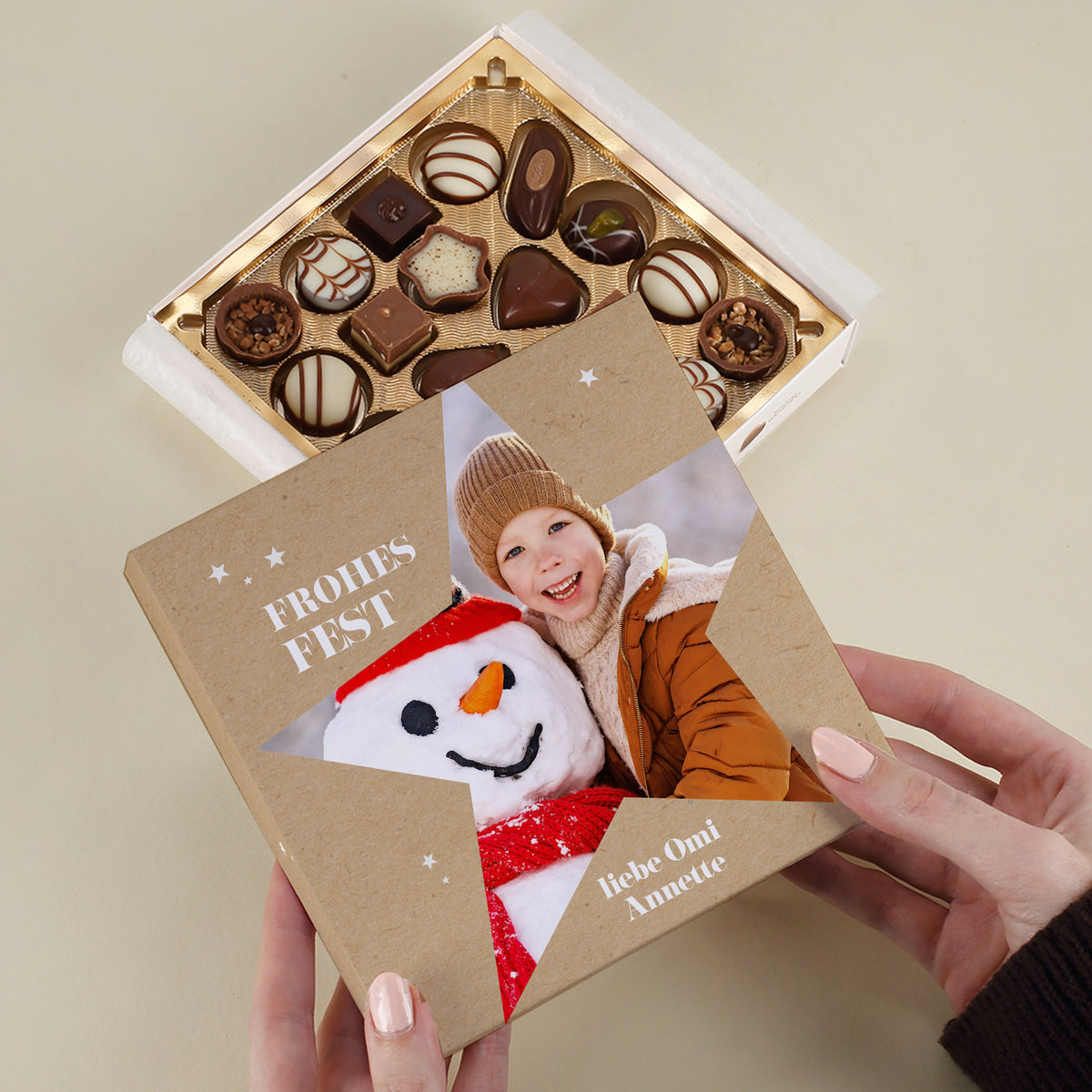 Festliche Lindt Pralinenbox Frohes Fest – personalisierbar als Weihnachtsgeschenk.