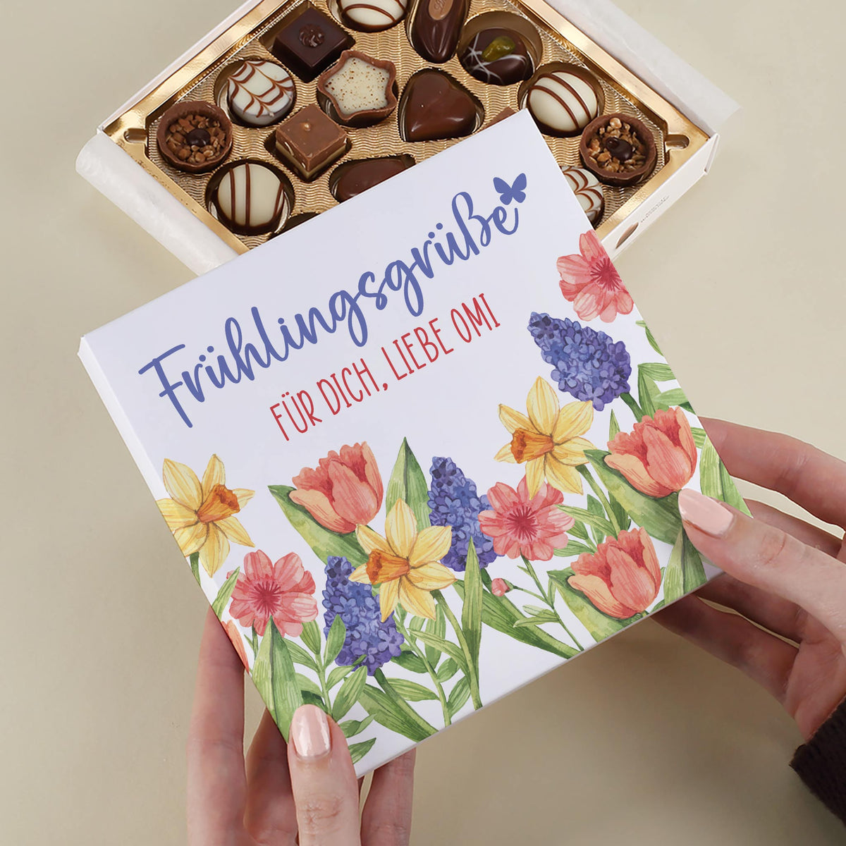 Personalisierte Lindt Pralinenbox Frühlingsgrüße mit Blumenmotiv und Wunschtext