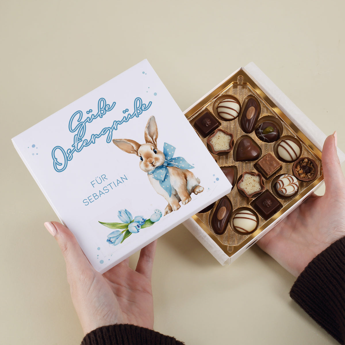 Personalisierte Lindt Pralinenbox „Süße Ostergrüße“ mit Hasenmotiv und Wunschtext