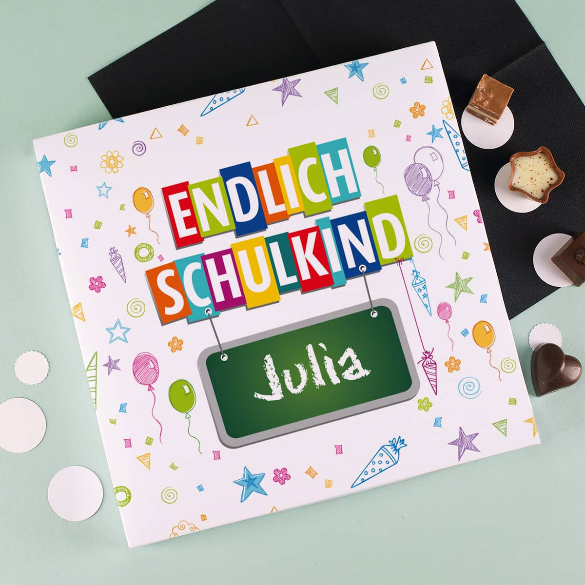 Pralinenschachtel bedruckt mit bunten Schulelementen 