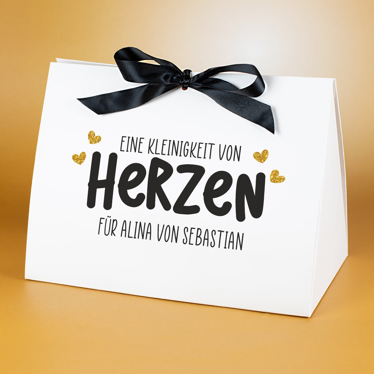 Personalisierte Geschenkverpackung „Von Herzen“ mit Wunschtext, weißer Karton und schwarze Schleife, Nahaufnahme