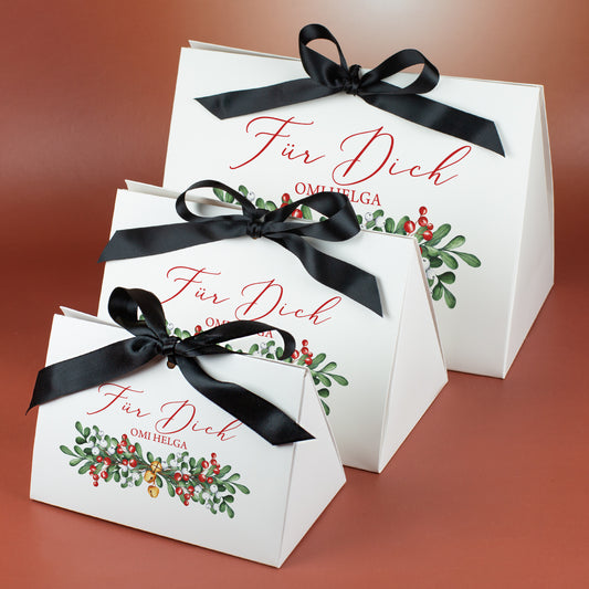 Drei Größen der personalisierten Weihnachts-Geschenktasche „Für Dich“ mit Beispielname Omi Helga und festlichem Beerenmotiv