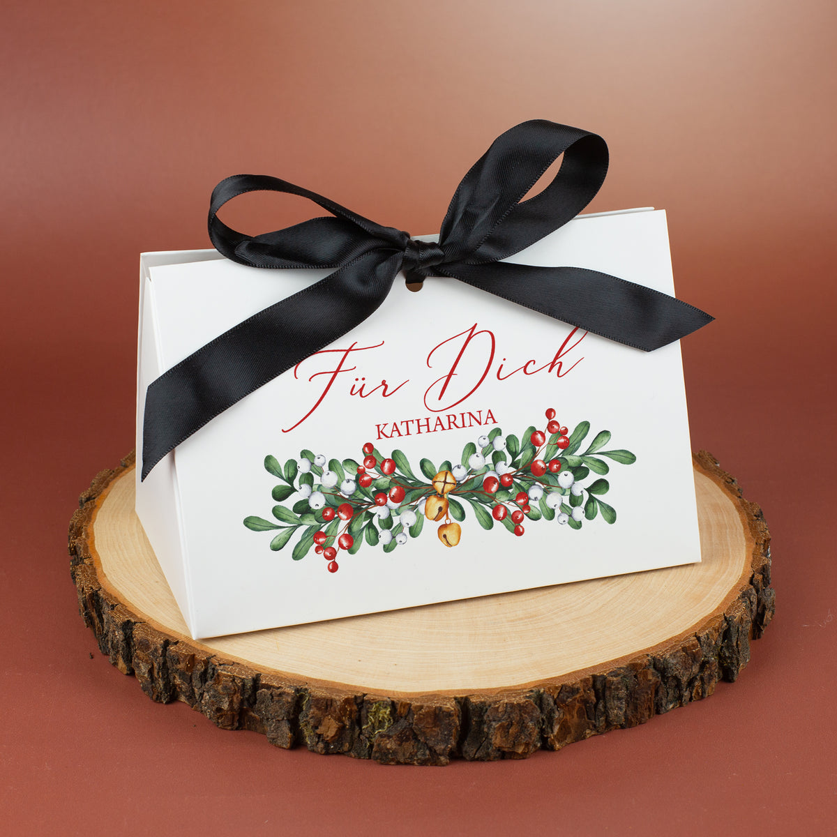 Personalisierte Weihnachts-Geschenktasche „Für Dich“ mit Name Katharina, Beerenzweig und schwarzer Satinschleife auf Holzscheibe