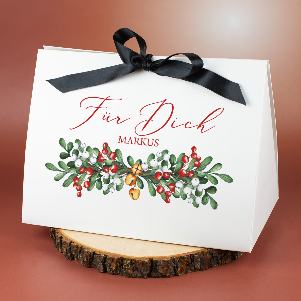 Große personalisierte Weihnachts-Geschenktasche „Für Dich Markus“ mit roten und weißen Beeren, Glöckchen und schwarzer Schleife