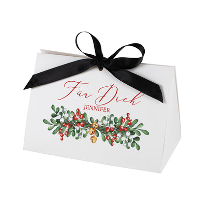Freigestellte weiße Geschenkverpackung zu Weihnachten mit personalisiertem Aufdruck „Für Dich Jennifer“ und Satinband