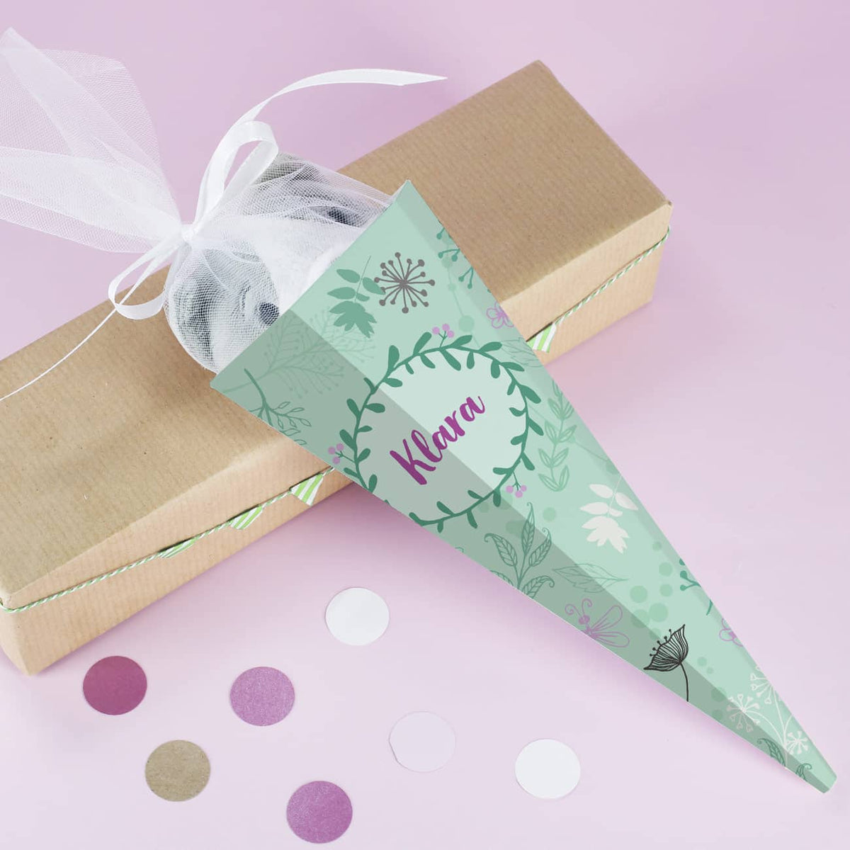 kleine Zuckertüte mit Ranken, Blumen und Name 