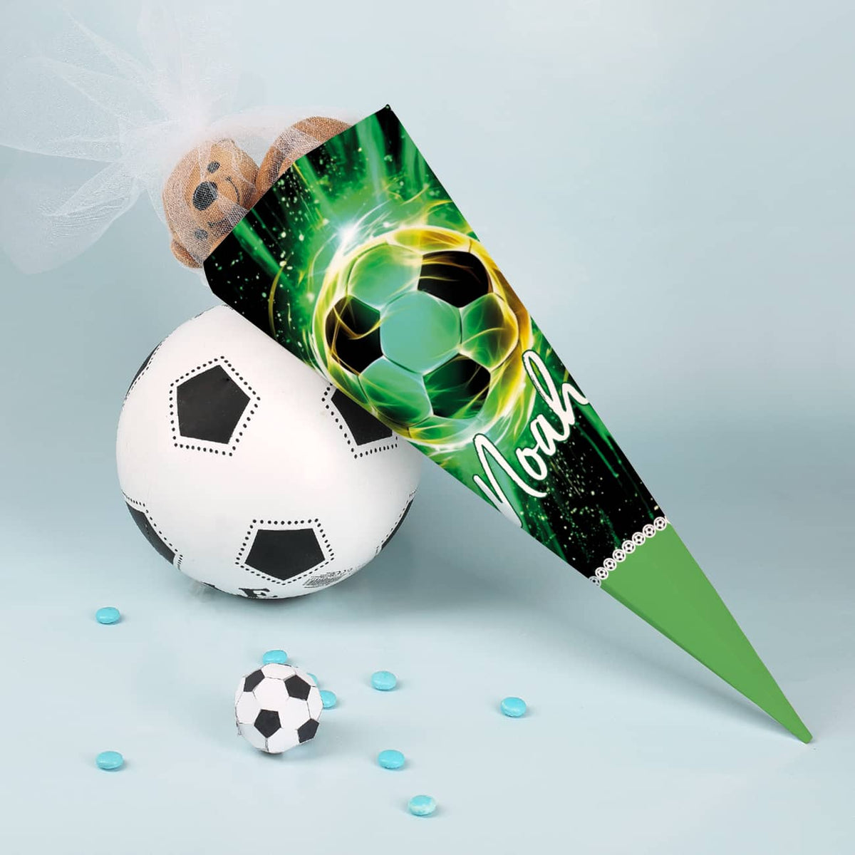 Kleine Fußball-Schultüte mit Name und weißem Tüllverschluss, 28 cm