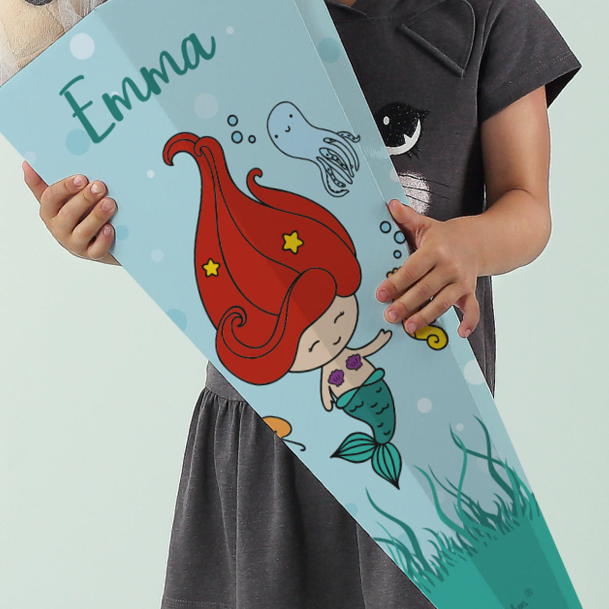 Nahaufnahme des Meerjungfrau-Motivs mit Namen Emma auf der Schultüte