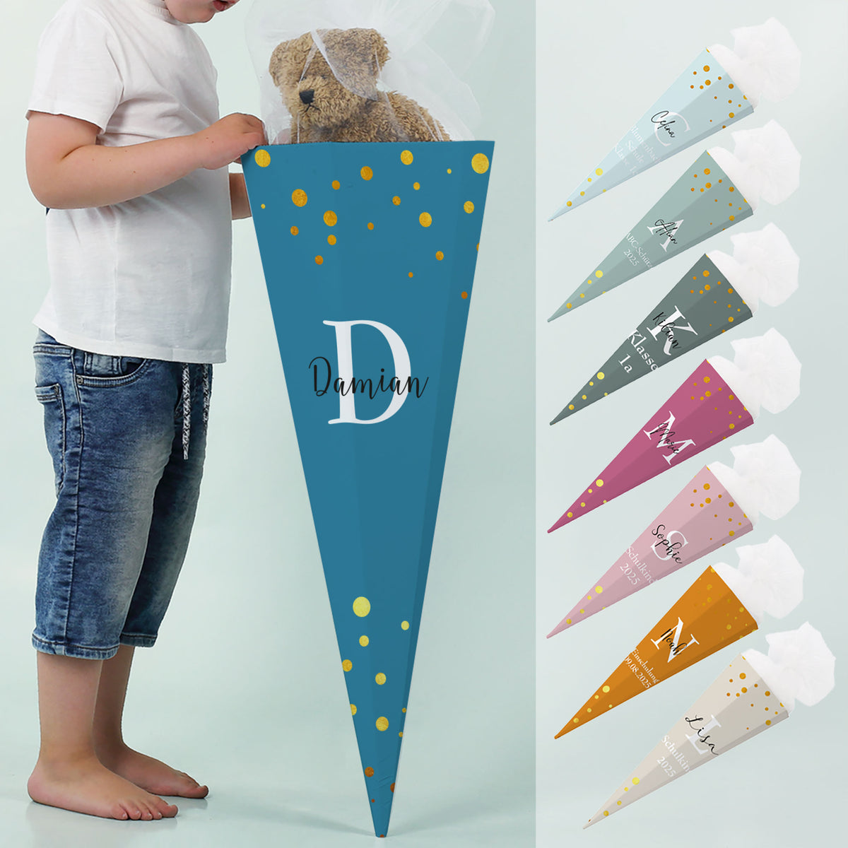 Junge mit großer Schultüte in Dunkelblau, bedruckt mit Initiale und Namen. Rechts daneben ist die Farbauswahl zu sehen.