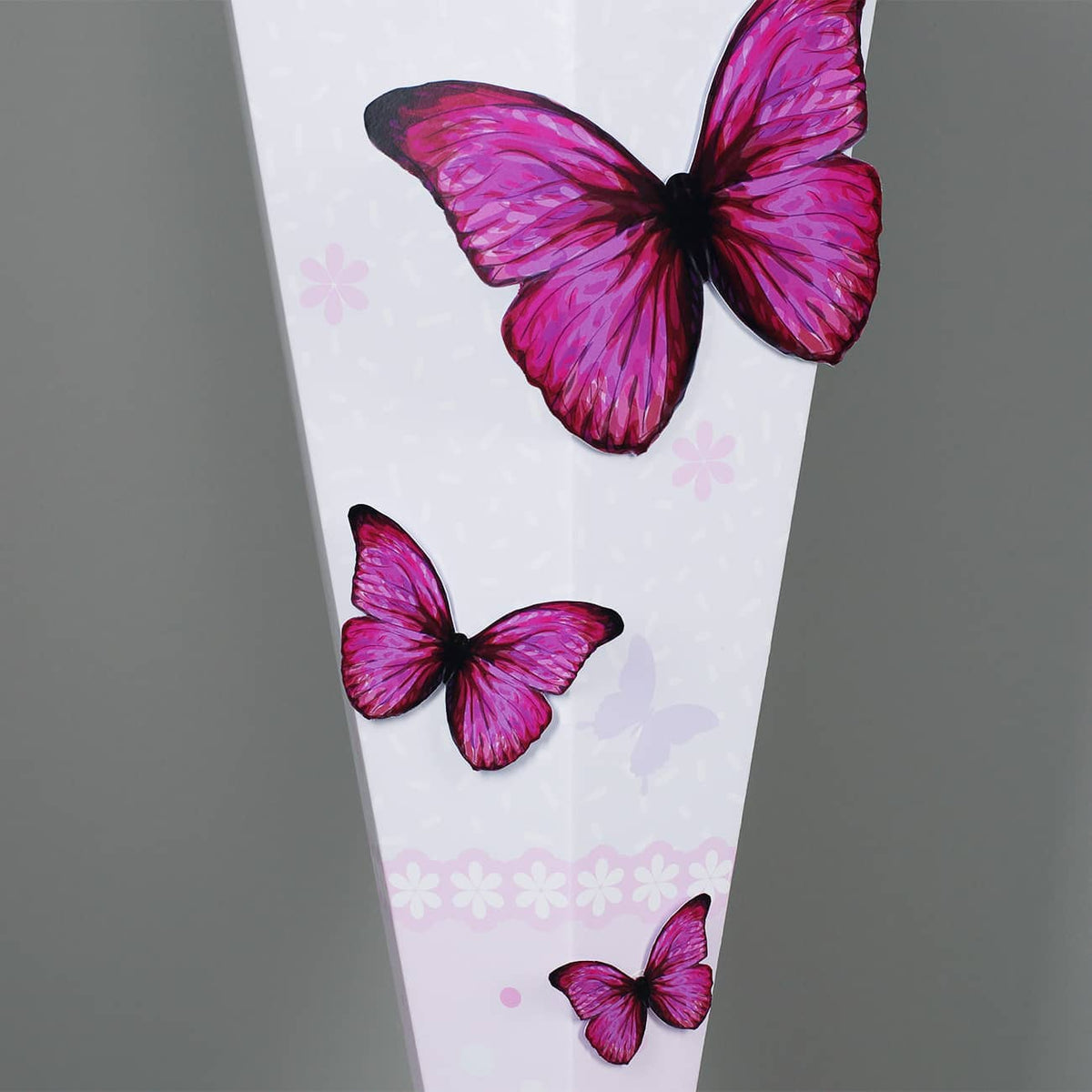 Schultüte mit Schmetterlingen und Name