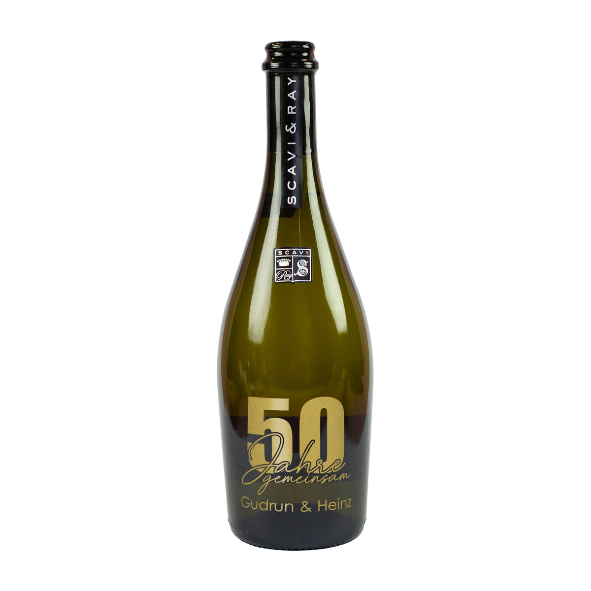 Freigestellte Scavi & Ray Prosecco-Flasche zur goldenen Hochzeit mit Gravur 50 Jahre gemeinsam und Namen Gudrun & Heinz