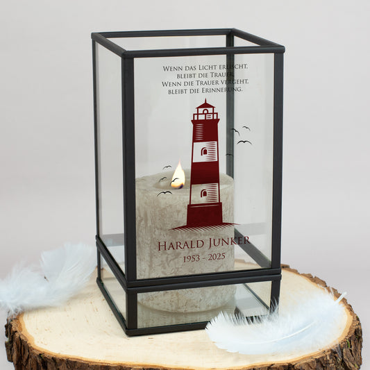 Trauer-Windlicht mit Leuchtturm-Motiv und Personalisierung – Kerzenhalter mit Spruch und Namen