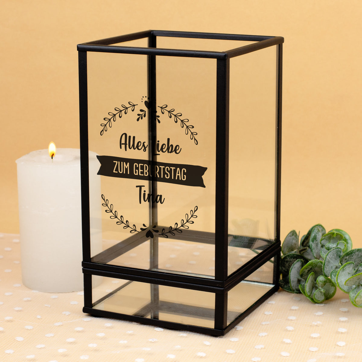 Personalisiertes Windlicht mit Gravur „Alles Liebe zum Geburtstag Tina“ als dekorativer Kerzenhalter