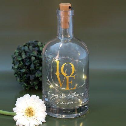 Personalisierte LED-Karaffe mit goldenem LOVE-Motiv und Blume – Namen & Datum auf grünem Hintergrund