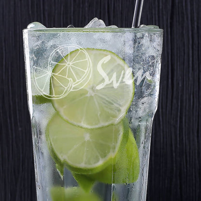 Glas mit aufgeschnittener Limette und Name graviertCocktailglas mit Limettenmotiv und Namensgravur