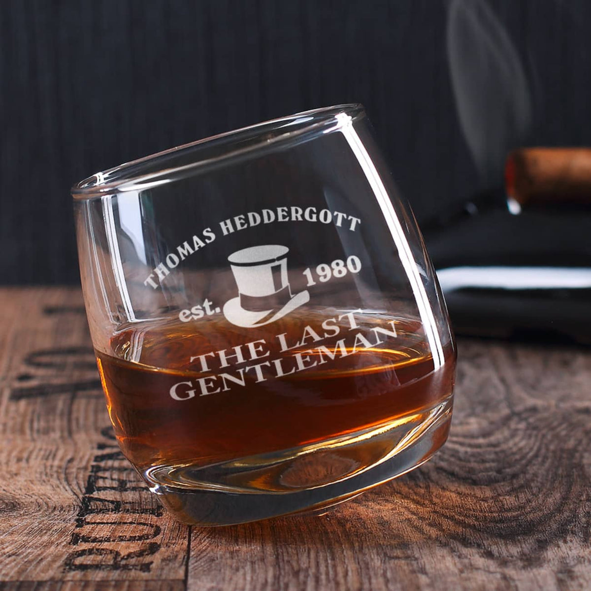 Schräg stehendes sich drehendes mit Name und Jahr graviertes Whiskyglas für Gentlemen