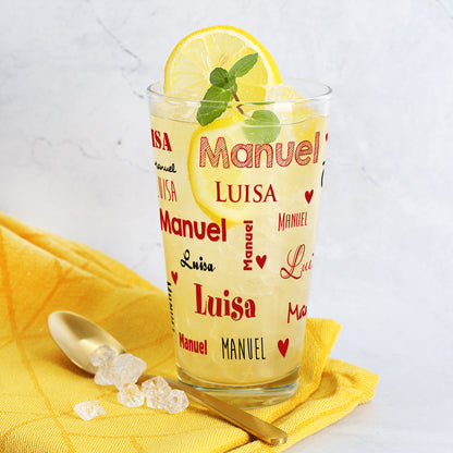 Trinkglas mit zwei Namen und Herzen als Druck als Geschenk zum Valentinstag oder zur Hochzeit