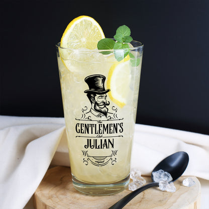 Personalisierbares Glas The Gentlemen’s Club mit Name Julian, gefüllt mit Zitronenscheiben, Eis und Limonade
