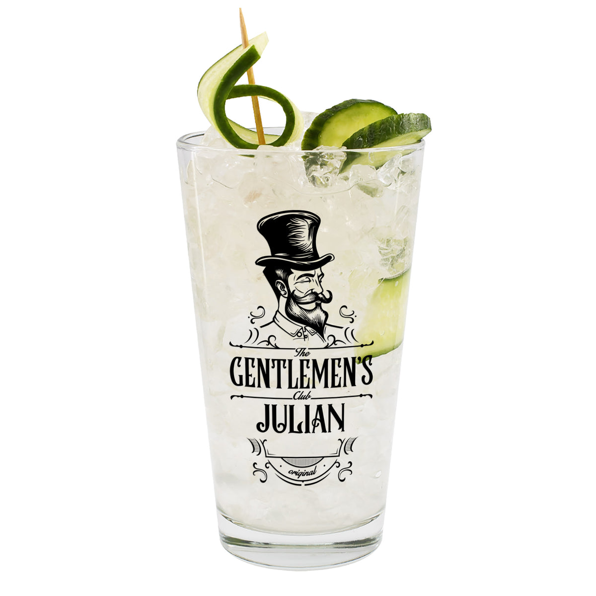 Freigestelltes Trinkglas The Gentlemen’s Club mit Gentleman-Motiv und Name Julian, gefüllt mit Eis und Gurkenscheiben