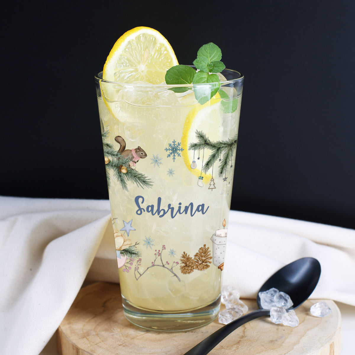 Personalisierbares Leonardo-Glas mit Weihnachtsmotiv, gefüllt mit Zitronenlimonade, Eis und Minze