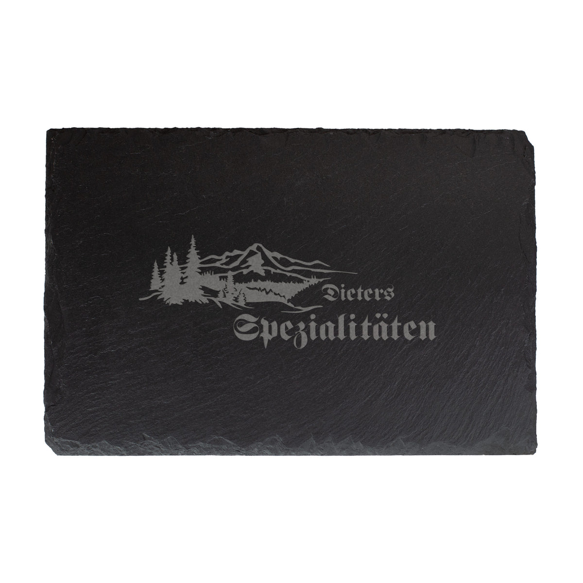 Personalisierte Schieferplatte 30x20 cm mit Gravur „Dieters Spezialitäten“ und Wald-Berge-Motiv, freigestellt auf weißem Hintergrund.